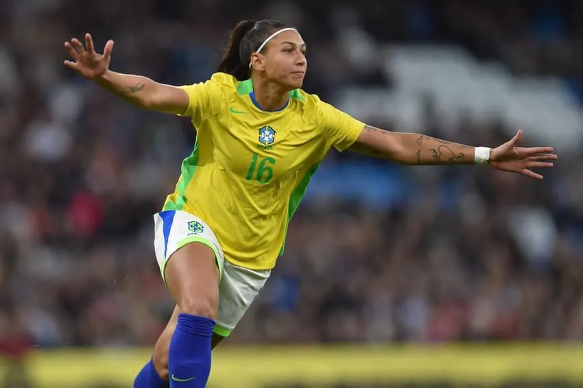 Bia Zaneratto durante amistoso. Foto: Peter Powell/AFP