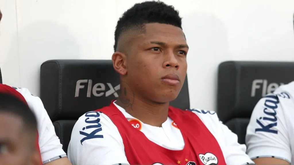 Billy Arce no banco de reserva pelo Santos. Reinaldo Campos/AGIF.