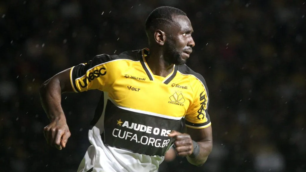 Bolasie fez gols contra o Vasco quando estava pelo Criciúma - Foto: Lucas Gabriel Cardoso/AGIF.
