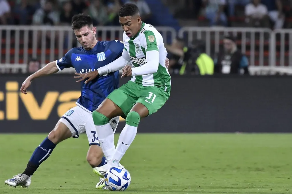Palacios disputando a bola no Atlético Nacional. (Photo by Gabriel Aponte/Getty Images)