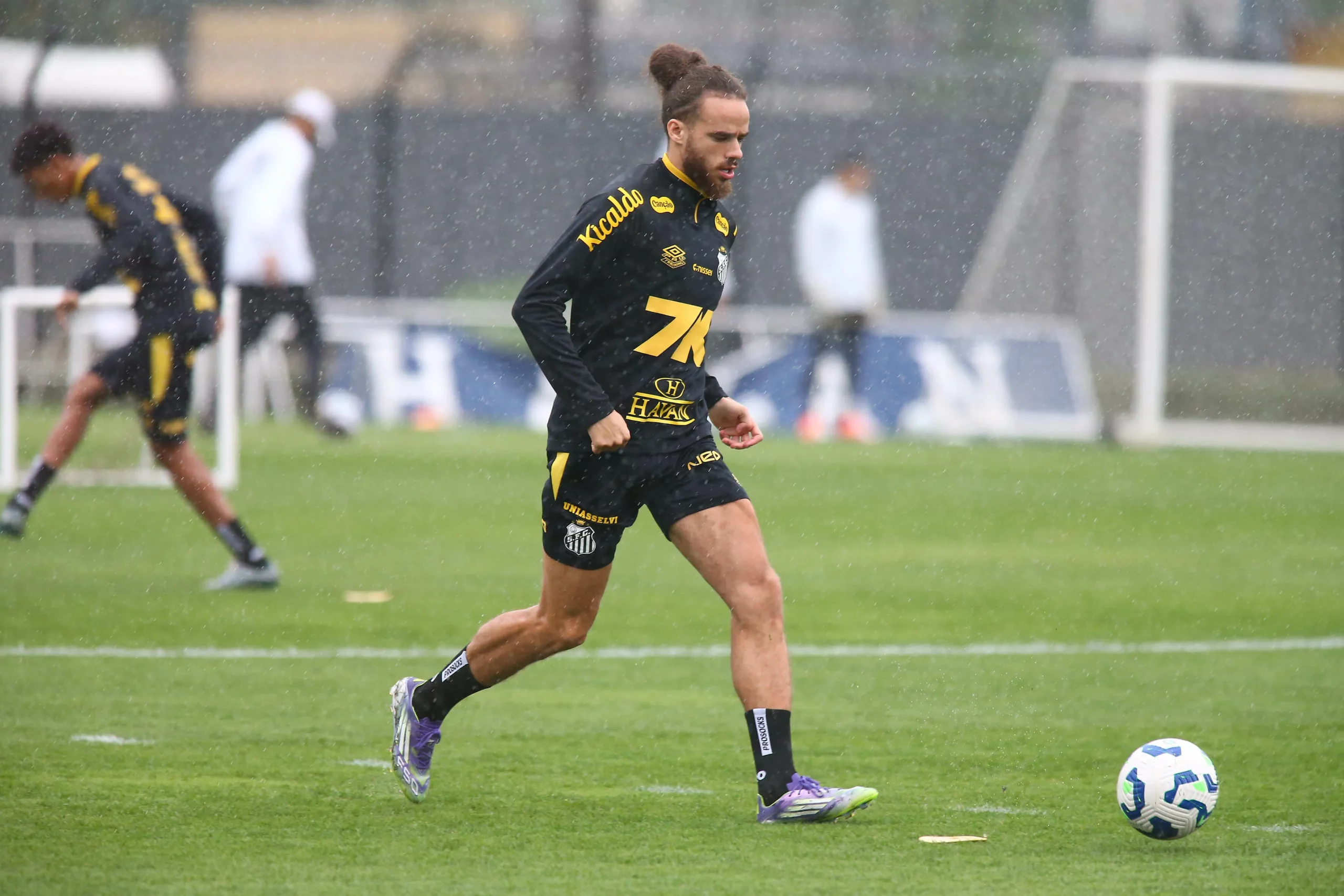 Brahimi em treino pelo Peixe, no CT Rei Pelé. Foto: Mauricio De Souza/AGIF