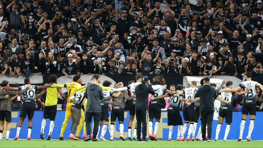 Corinthians comemora vitória no Brasileirão. Foto: Joisel Amaral/AGIF
