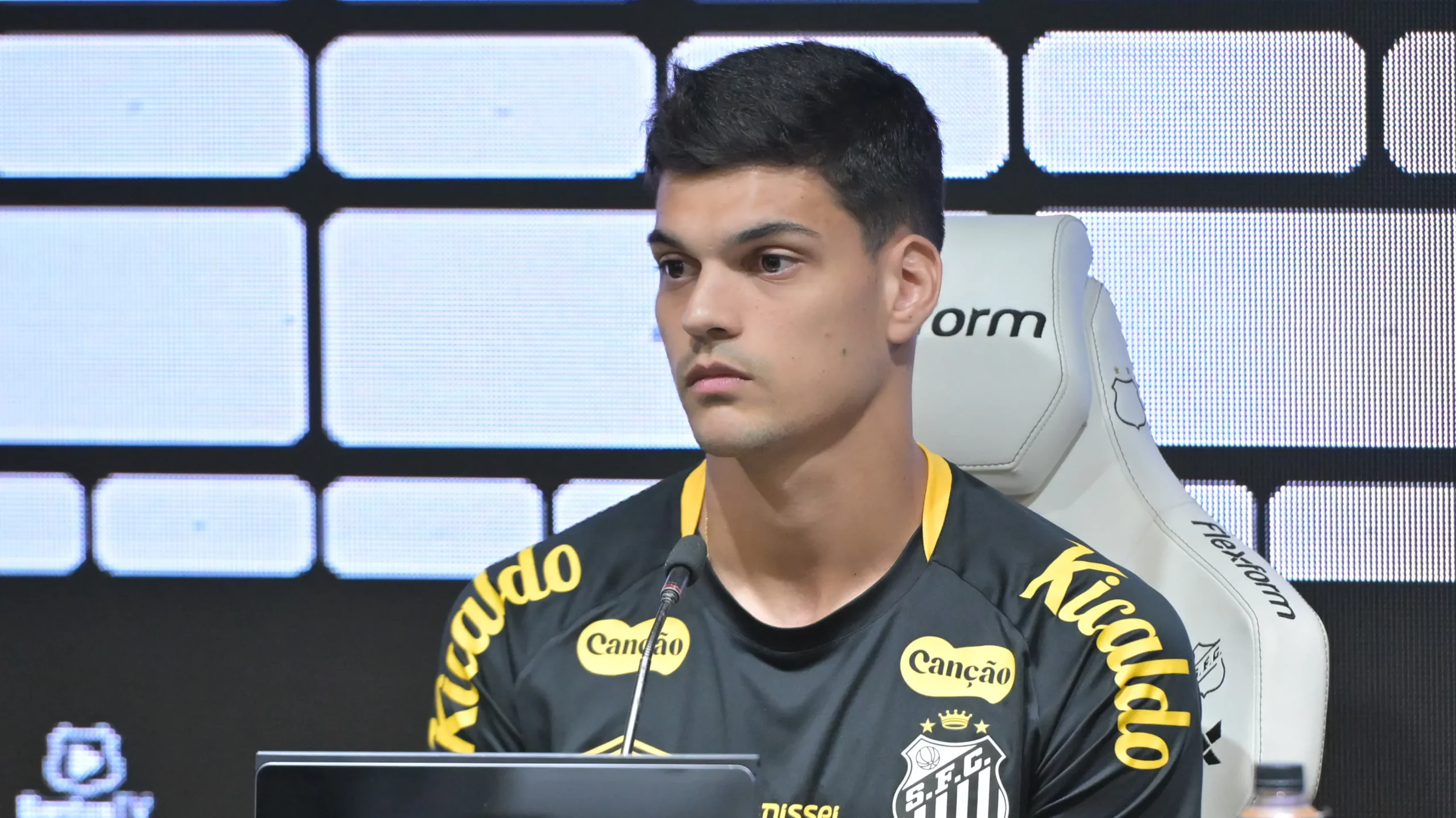 Gabriel Brazão durante entrevista pelo Santos. Foto: Jota Erre/AGIF