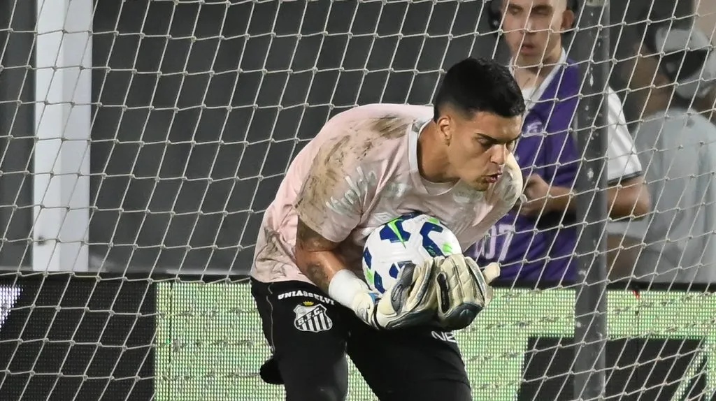 Foto: Jota Erre/AGIF – Brazão durante aquecimento em jogo na Vila Belmiro.