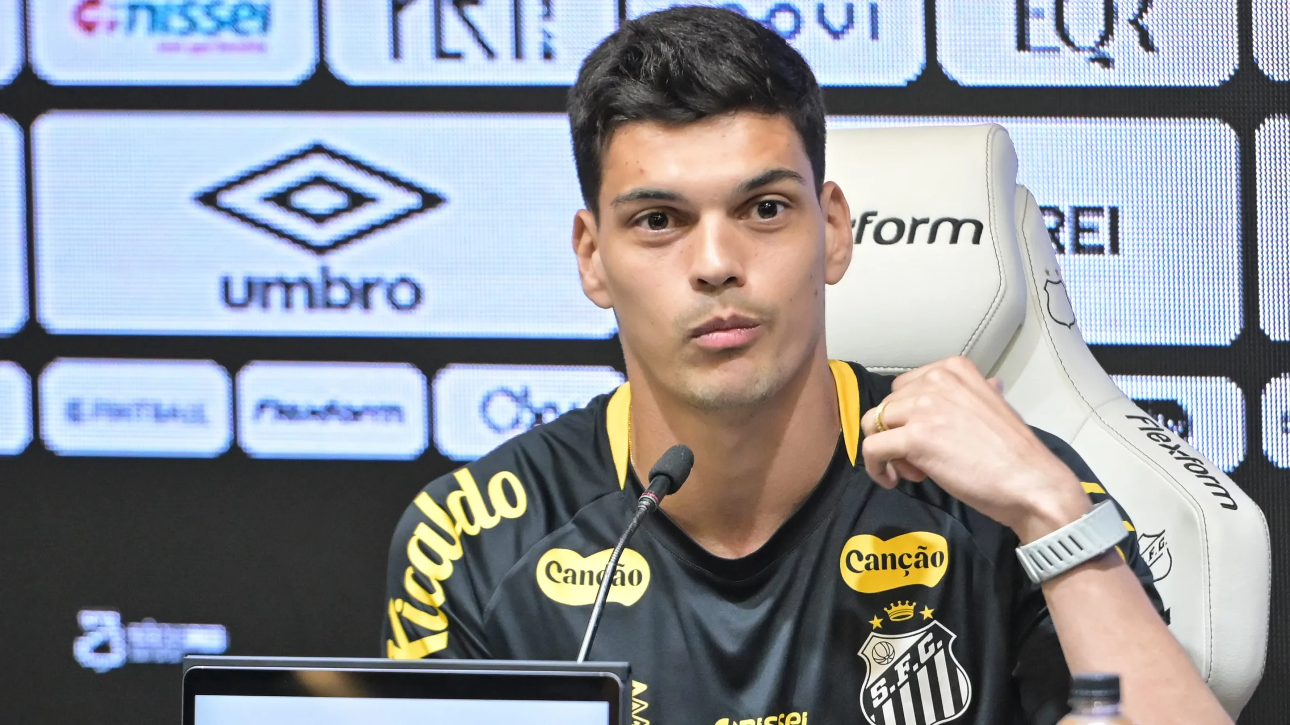 SP – SANTOS – 09/01/2026 – SANTOS, COLETIVA – Gabriel Brazao jogador do Santos durante coletiva de imprensa realizada no Vila Belmiro.  Foto: Jota Erre/AGIF