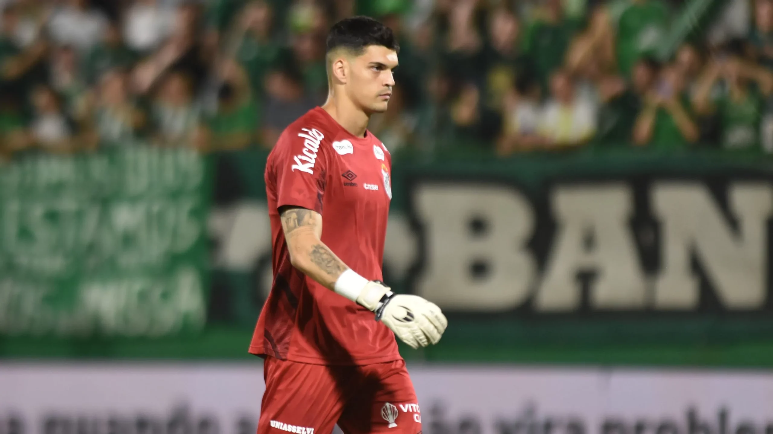 Brazão jogador do Santos deixa o campo após partida contra o Chapecoense. Foto: Renato Padilha/AGIF