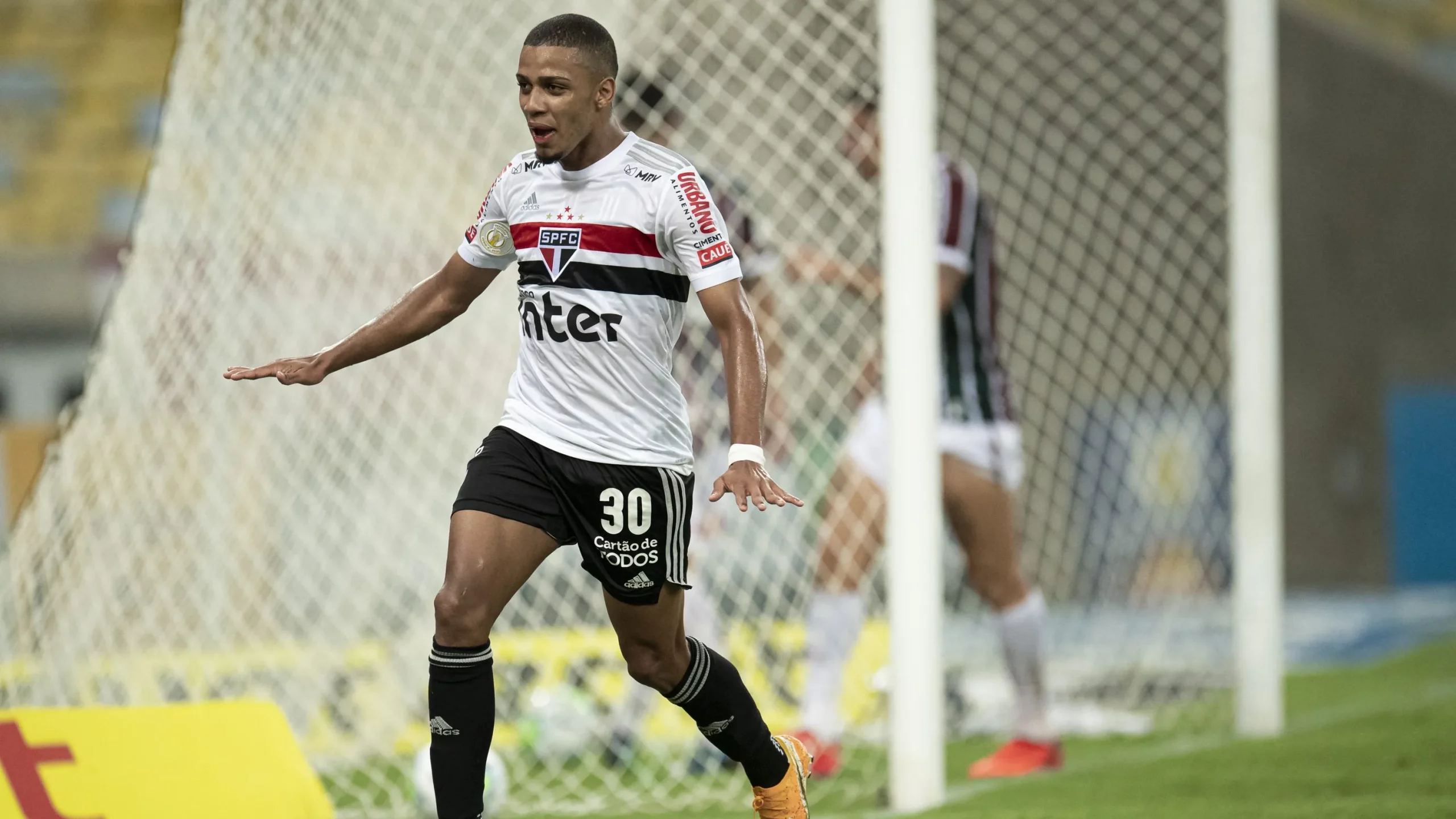 RJ – Rio de Janeiro – 26/12/2020 – BRASILEIRO A 2020, FLUMINENSE X SAO PAULO – Brenner jogador do Sao Paulo comemora seu gol durante partida contra o Fluminense no estadio Maracana pelo campeonato Brasileiro A 2020. Foto: Jorge Rodrigues/AGIF