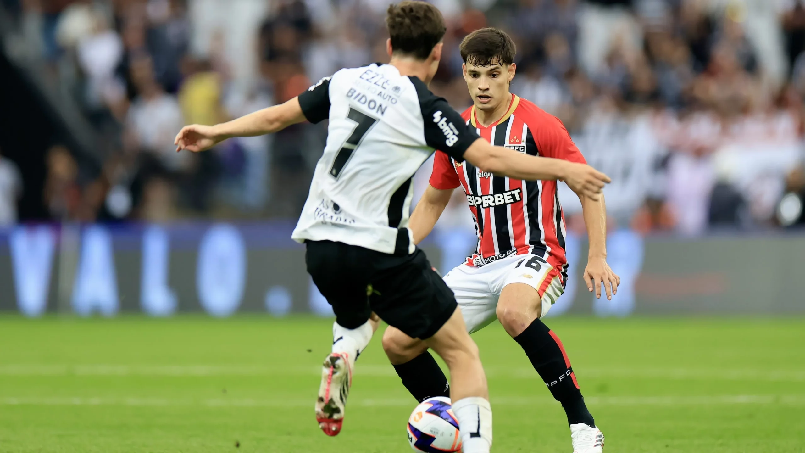 SP – SAO PAULO – 18/01/2026 – PAULISTA 2026, CORINTHIANS X SAO PAULO – Breno Bidon jogador do Corinthians disputa lance com Bobadilla jogador do Sao Paulo durante partida no estadio Arena Corinthians pelo campeonato Paulista 2026. Foto: Marcello Zambrana/AGIF
