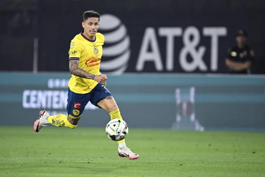 Atacante ainda não está acertado com o Peixe. Photo by Orlando Ramirez/Getty Images)