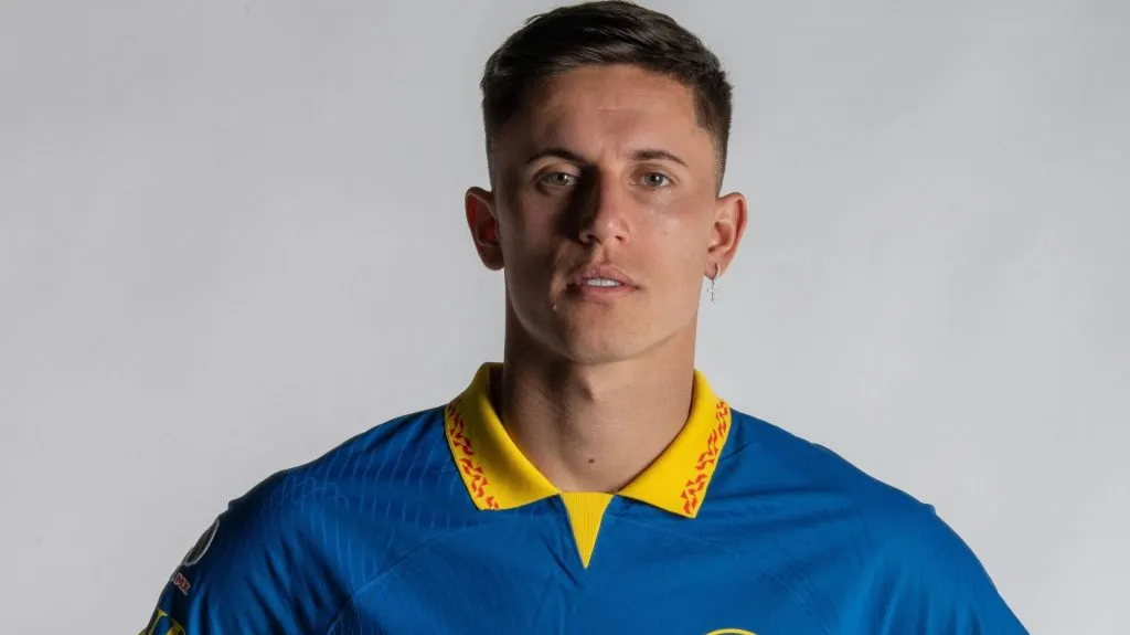 Brian Rodríguez posa com uniforme do América-MEX azul e amarelo - Foto: IMAGO