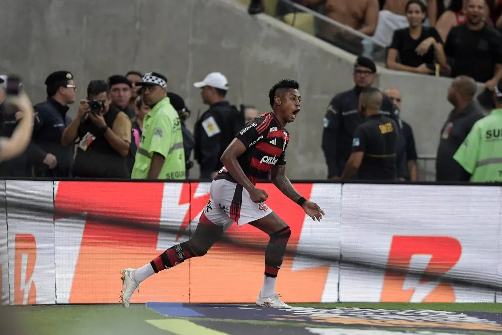 Bruno Henrique comemora gol de empate que resultou em reclamação de vascaínos. Foto: Thiago Ribeiro/AGIF