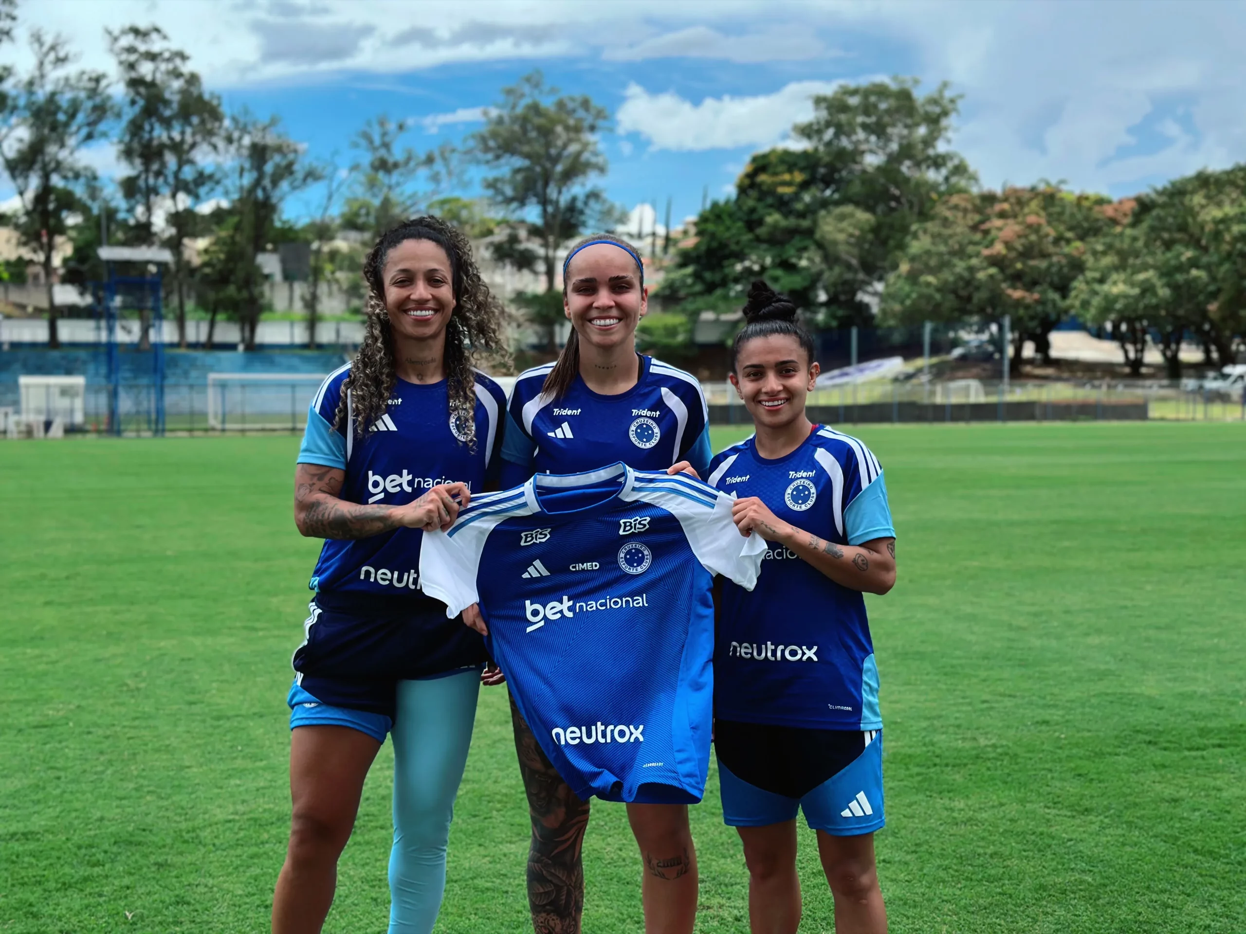 Cabulosas com a camisa nova. Foto: Divulgação/Betnacional