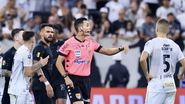 Foto: Marcello Zambrana/AGIF – Matheus Delgado Candançan apitou Corinthians x Santos e foi escalado pela FPF para a final.