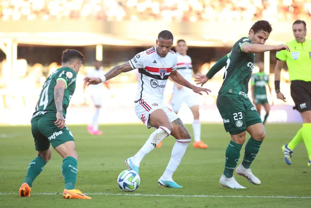 Jogador Caio Paulista Disputando bola com Raphael Veiga e Arthur, Morumbi, Domingo 11 de junho Foto: Mariana Kasten/AGIF
