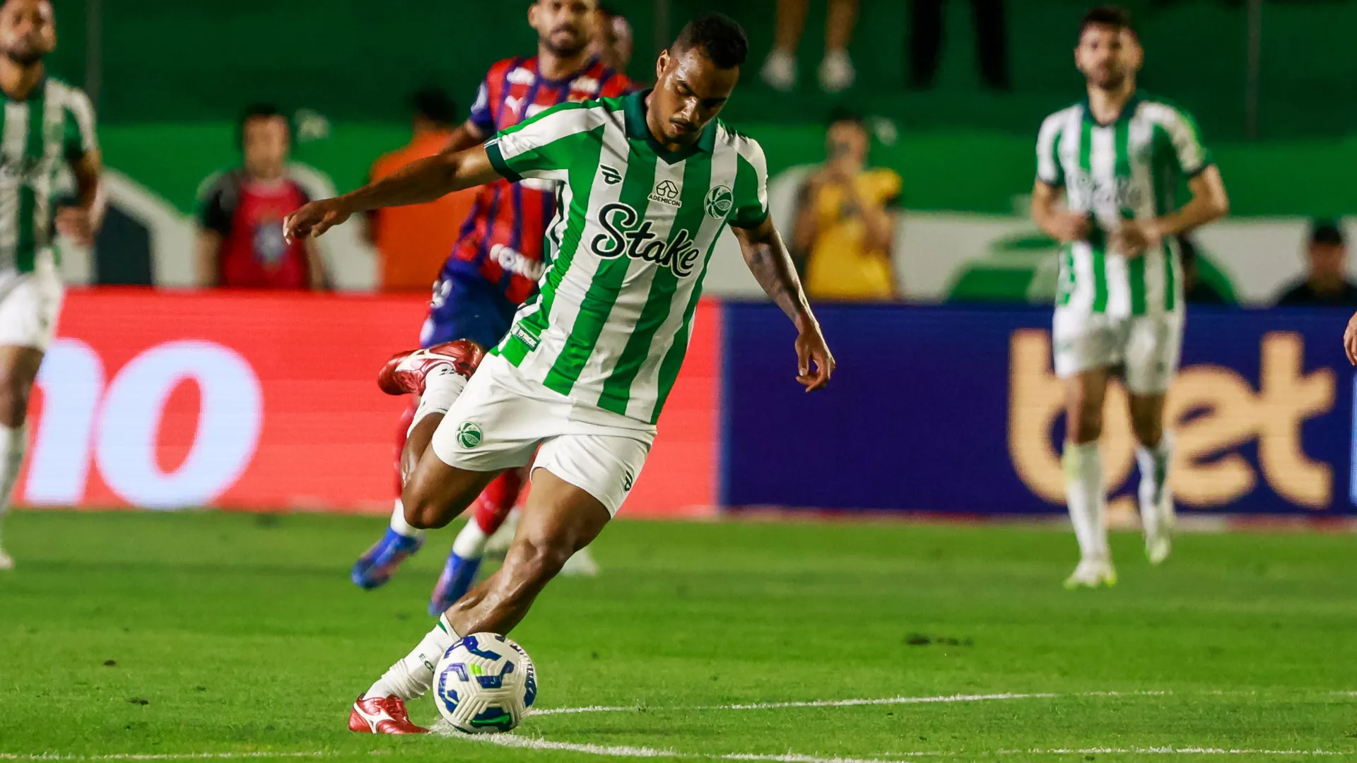 Caíque irá cumprir suspensão automática contra o Santos – Foto: Luiz Erbes/AGIF