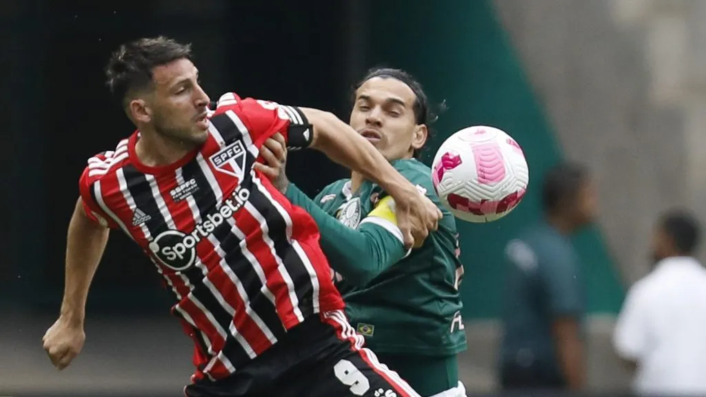 – Calleri disputando a bola com Gustavo Gomez