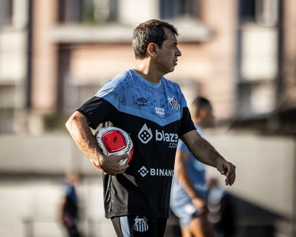 Fábio Carille comandando treino do Santos – Foto: Divulgação/Santos