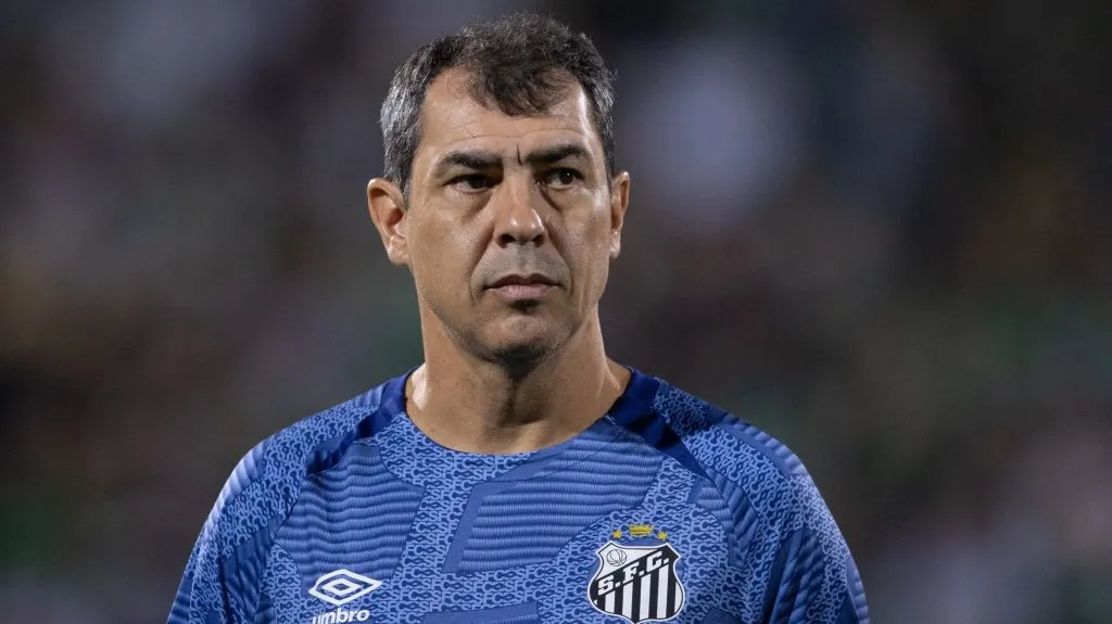 Carille perplexo com camisa azul do Santos - Foto: AGIF