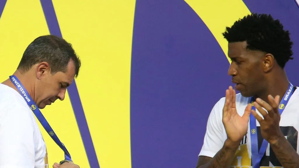 Foto: IMAGO / Sports Press Photo – Treinador durante comemoração do título da Série B, ao lado do zagueiro Gil.