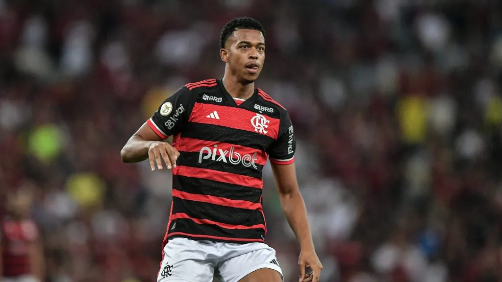 Carlinhos em ação pelo Flamengo – Foto: Thiago Ribeiro/AGIF
