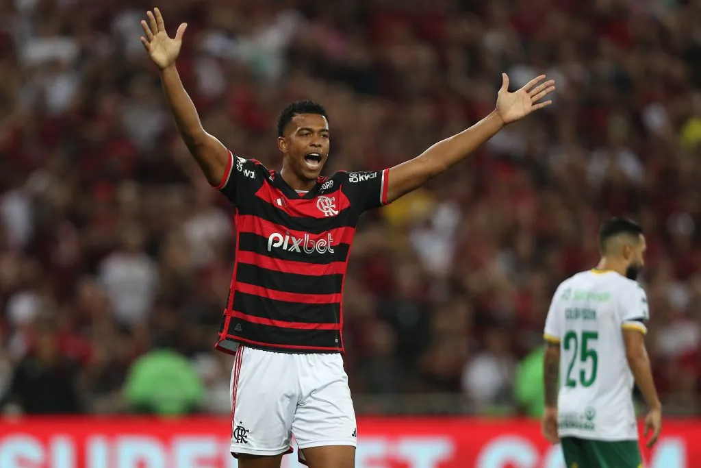 Carlinhos vestindo a camisa do Flamengo contra o Juventude. (Foto: Wagner Meier/Getty Images)