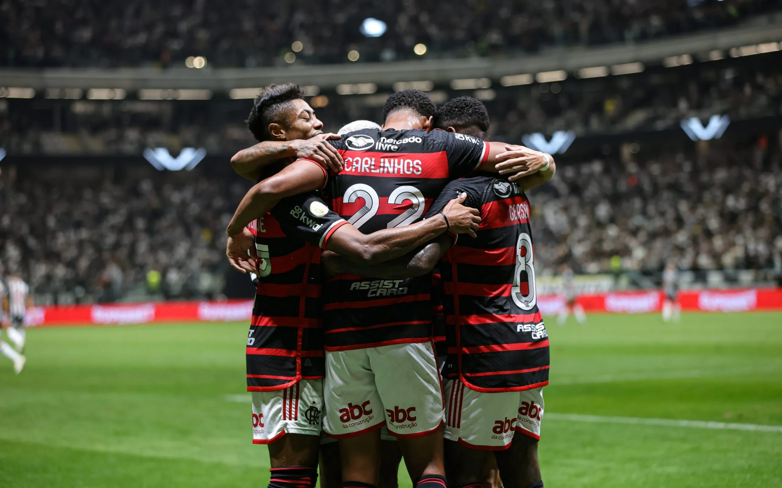 Carlinhos, craque do Flamengo comemora seu gol durante partida contra o Atletico-MG no estadio Arena MRV pelo campeonato Brasileiro A 2024.  Foto: Gilson Lobo/AGIF