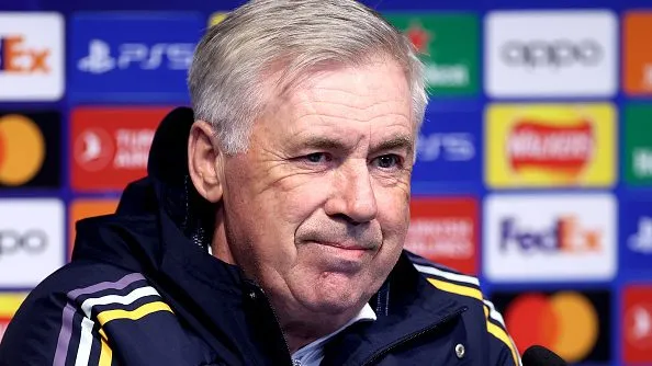Carlo Ancelotti durante entrevista coletiva. Foto: Alex Livesey/Getty Images