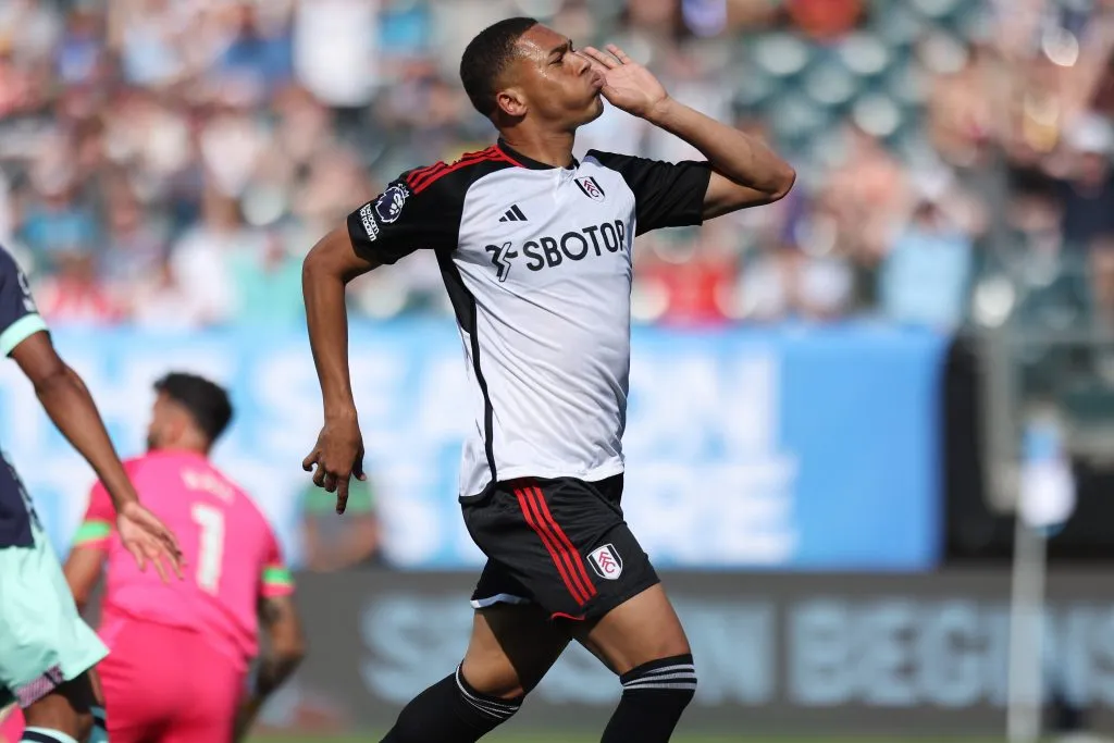 Carlos Vinícius vem sendo reserva no Fulham, da Premier League, e gosta da ideia de voltar ao Brasil – Foto: Tim Nwachukwu/Getty Images