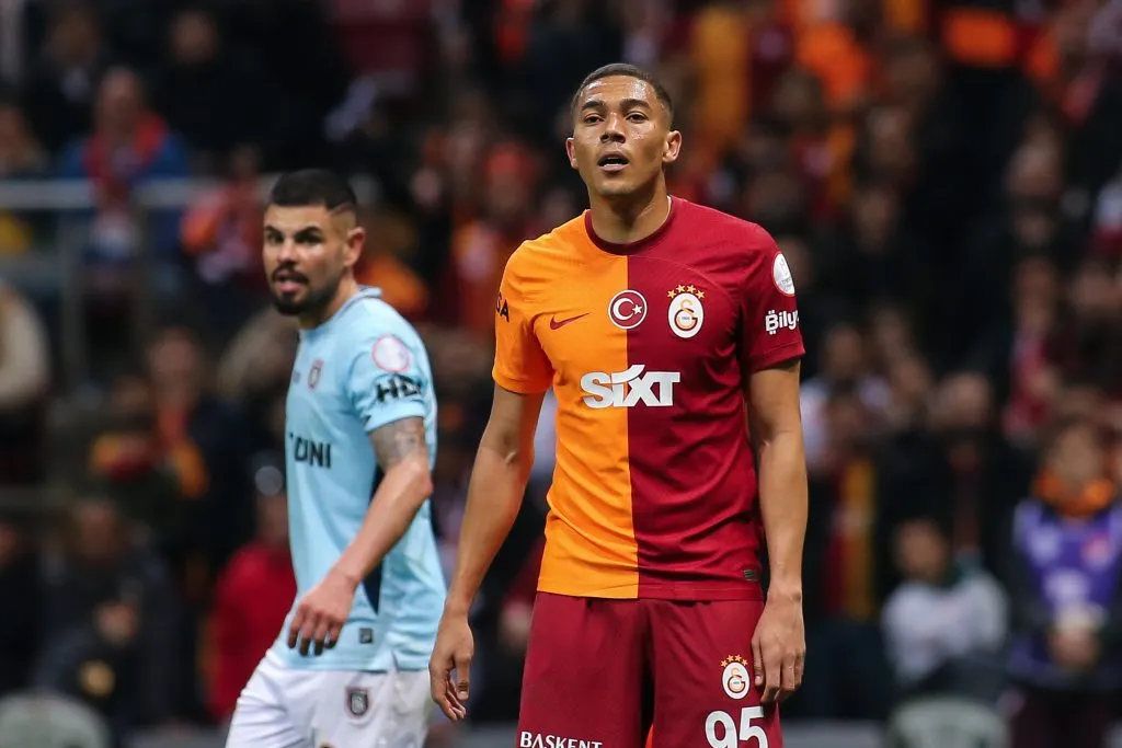 Carlos Vinícius também jogou pelo Galatasaray. Photo by Ahmad Mora/Getty Images