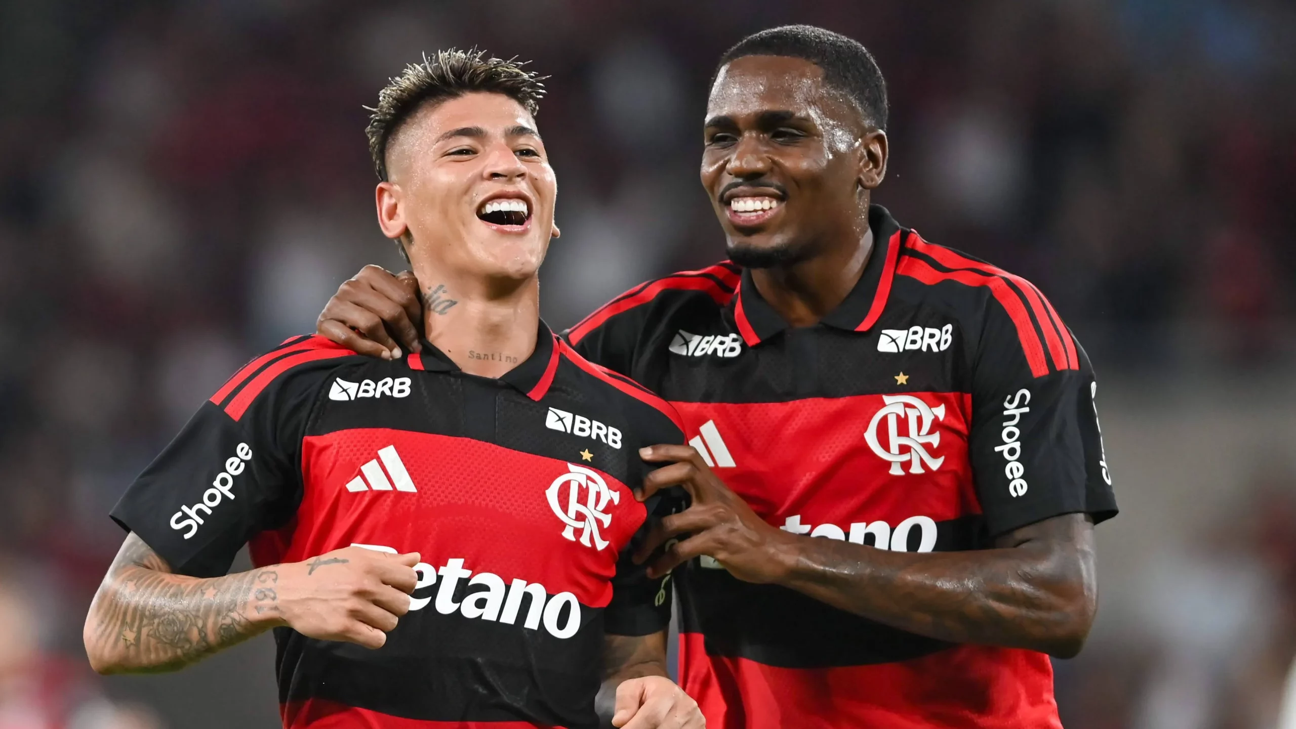 Carrascal comemora golaço junto de Evertton Araújo que decretou vitória do Flamengo sobre o Vasco