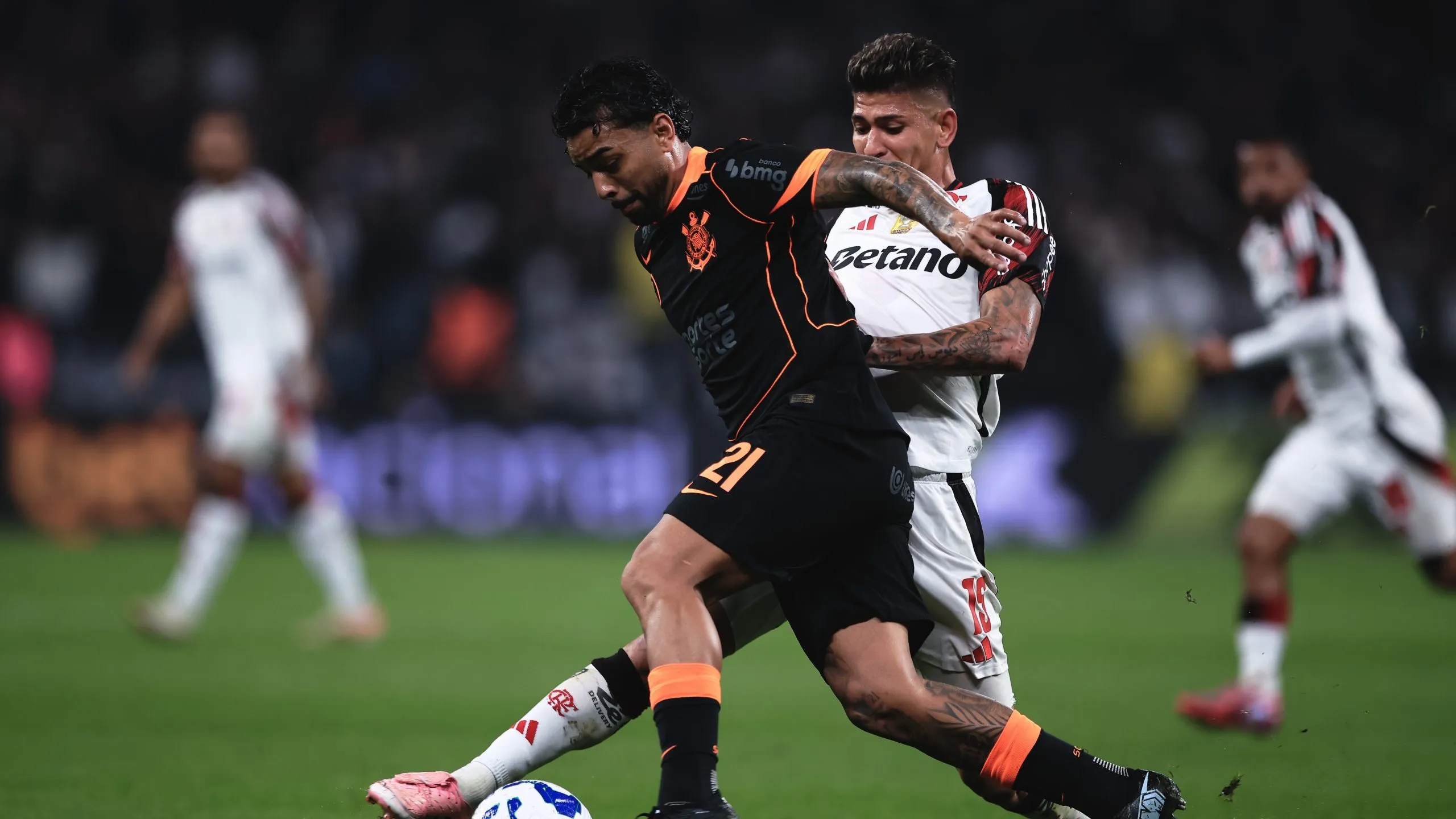 Carrascal,  jogador do Flamengo durante falta em Bidu na partida no estadio Arena Corinthians pelo campeonato Brasileiro A 2025. Foto: Ettore Chiereguini/AGIF