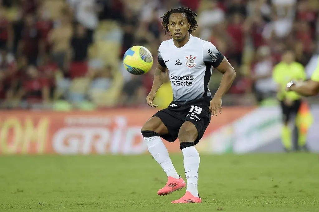 Carrillo, jogador do Corinthians de olho no adversário durante partida contra o Flamengo no Maracanã pela Copa do Brasil 2024. Foto: Alexandre Loureiro/AGIF