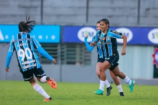 Cássia comemora seu gol durante goleada do Grêmio contra o Brasil de Farroupinha na semifinal do Gauchão Feminino. Luiz Erbes / Grêmio FBPA