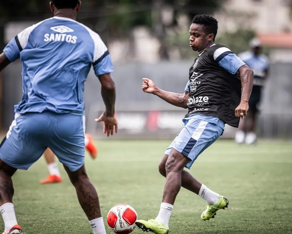 Cazares foi um dos reforços anunciados pelo Santos em 2024 – Foto: Raul Baretta/ Santos FC.