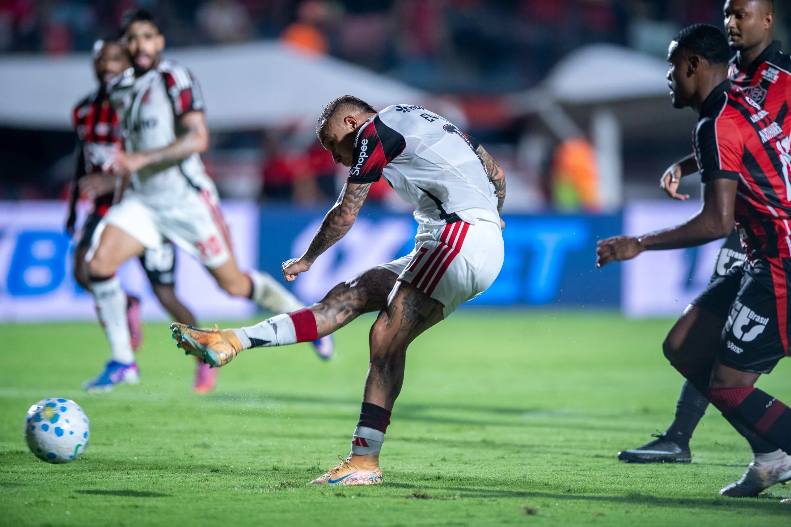 Everton Cebolinha no momento do gol. Foto: Jhony Pinho/AGIF