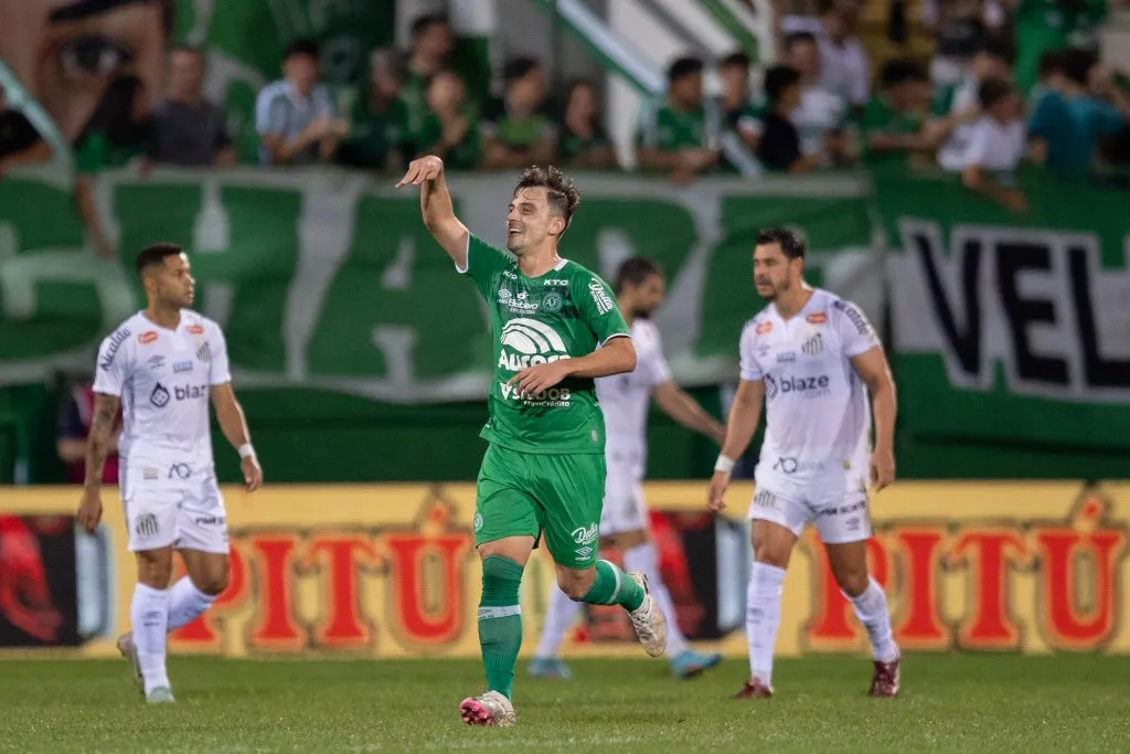 Chapecoense vence o Santos na Arena Condá e se afasta da zona de rebaixamento. Foto: Liamara Polli/AGIF