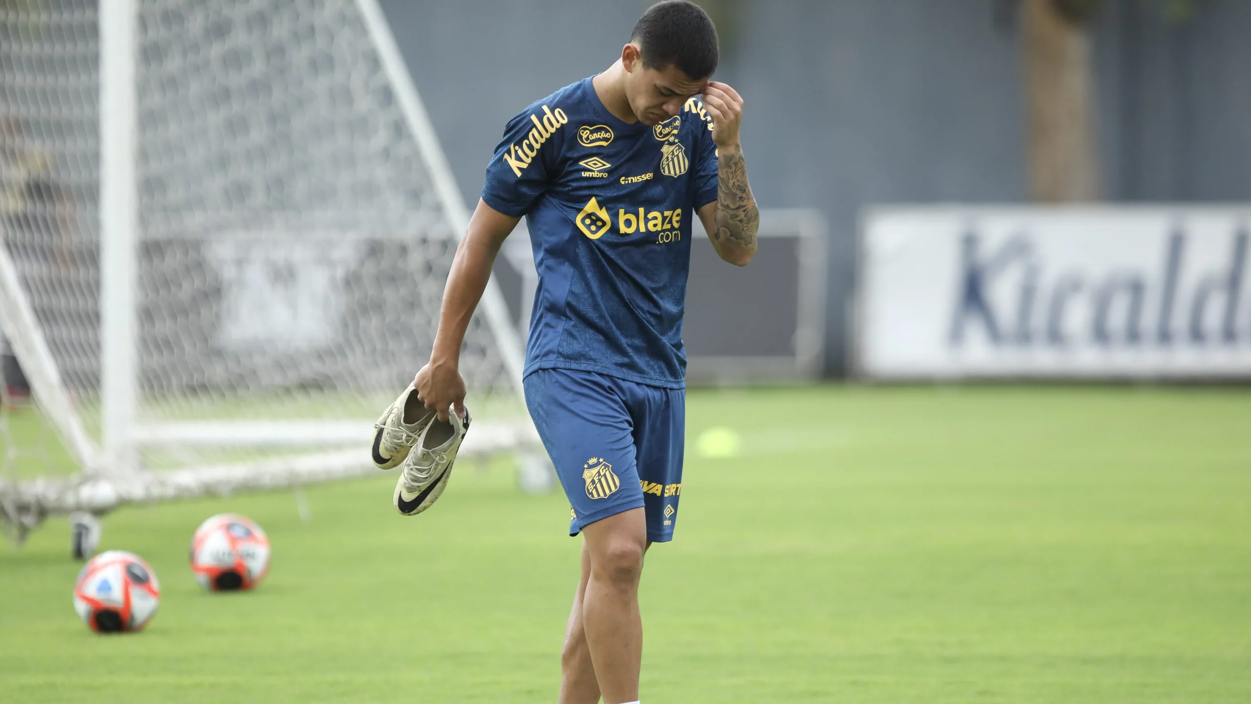 SP – SANTOS – 05/01/2025 – SANTOS, TREINO –  JP Chermont jogador do Santos durante treino no Centro de Treinamento CT Rei Pele, neste domingo (05). Foto: Reinaldo Campos/AGIF
