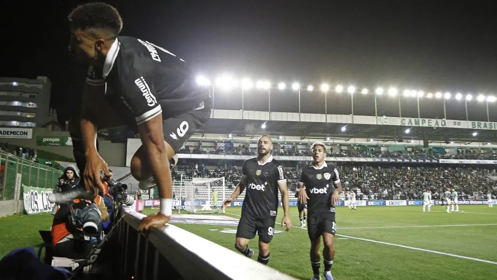 Chris Ramos celebrando gol. Foto: Vítor Silva/Botafogo