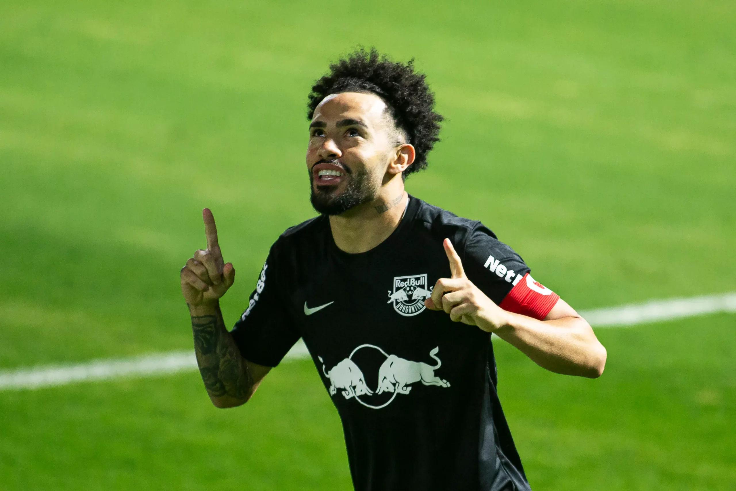 Claudinho comemora gol pelo RB Bragantino. Foto: Diogo Reis/AGIF