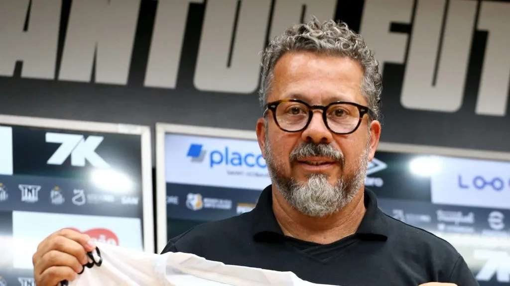 Foto: Mauricio De Souza/AGIF – Cléber Xavier foi apresentado na Vila Belmiro pelo CEO Pedro Martins e quer fazer história no Peixão.