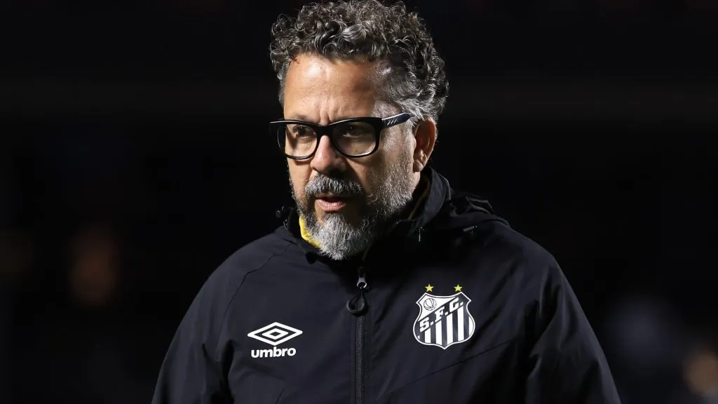 Cleber Xavier, técnico do Santos, durante partida contra o Juventude no estadio Morumbi pelo campeonato Brasileiro A 2025. Foto: Marcello Zambrana/AGIF