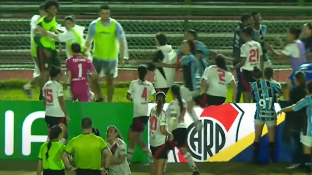 Partida entre Grêmio e River Plate pela Brasil Ladies Cup acaba em briga generalizada após gestos racistas.         Foto: Reprodução/Youtube/Canal Goat