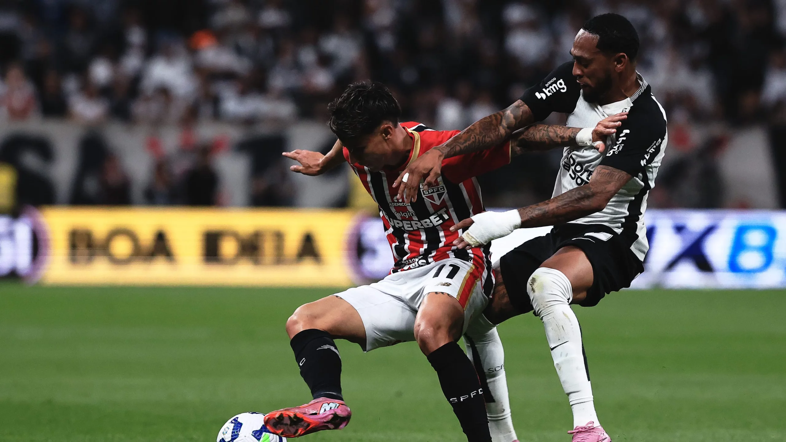 Clássico Majestoso pegou fogo em Itaquera. Foto: Ettore Chiereguini/AGIF