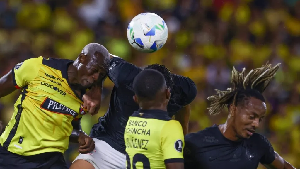 Foto:  Franklin Jacome/Getty Images –  Em Guayaquil, no Equador, Timão perdeu de 3 a 0 e precisa de uma virada histórica para classificar.