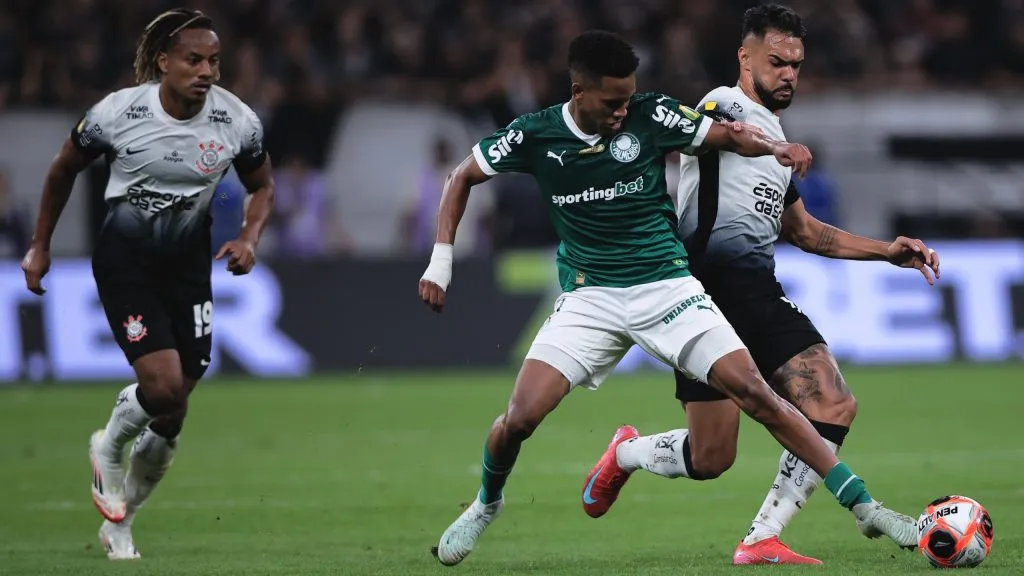 Raniele jogador do Corinthians disputa lance com Estevao jogador do Palmeiras durante partida no estadio Arena Corinthians pelo campeonato Paulista 2025. Foto: Ettore Chiereguini/AGIF