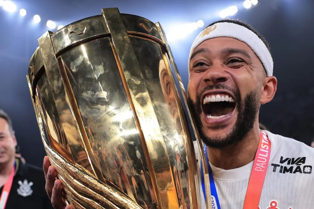 Memphis Depay, jogador do Corinthians, levanta a taca de campeão durante cerimonia de premiacao ao final da partida contra o Palmeiras no estadio Arena Corinthians pela decisao do campeonato Paulista 2025. Foto: Ettore Chiereguini/AGIF