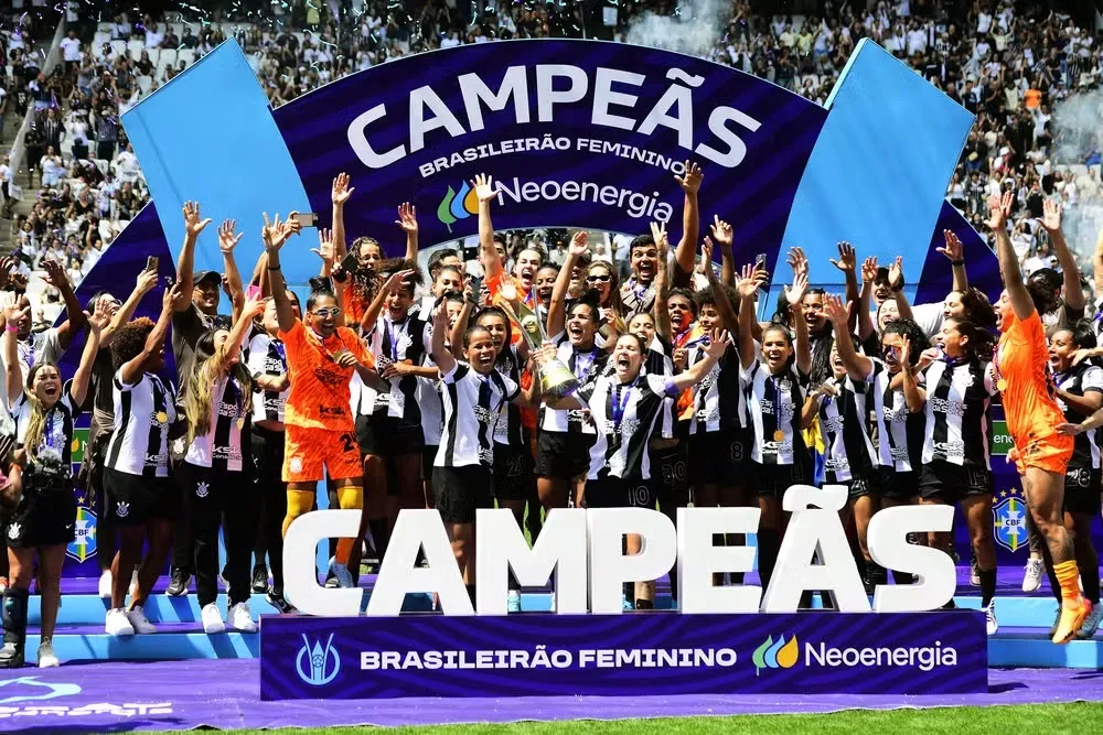 Brabas do Corinthians levantam a taça do Brasileirão Feminino 2024 em vitória emocionante sobre o São Paulo por 2 a 0, na Arena Neo Química. Foto: Marcos Ribolli/AGIF