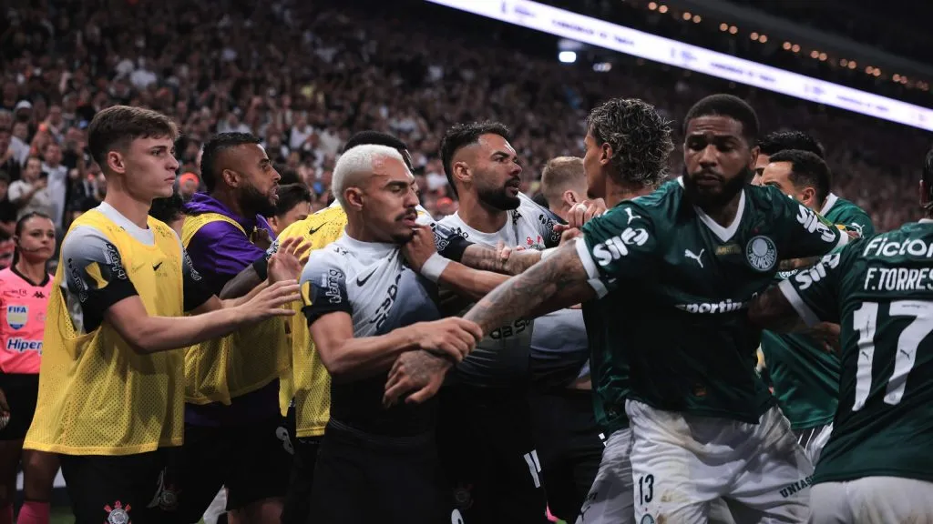 Briga entre jogadores de Corinthians e Palmeiras. Foto: Ettore Chiereguini/AGIF