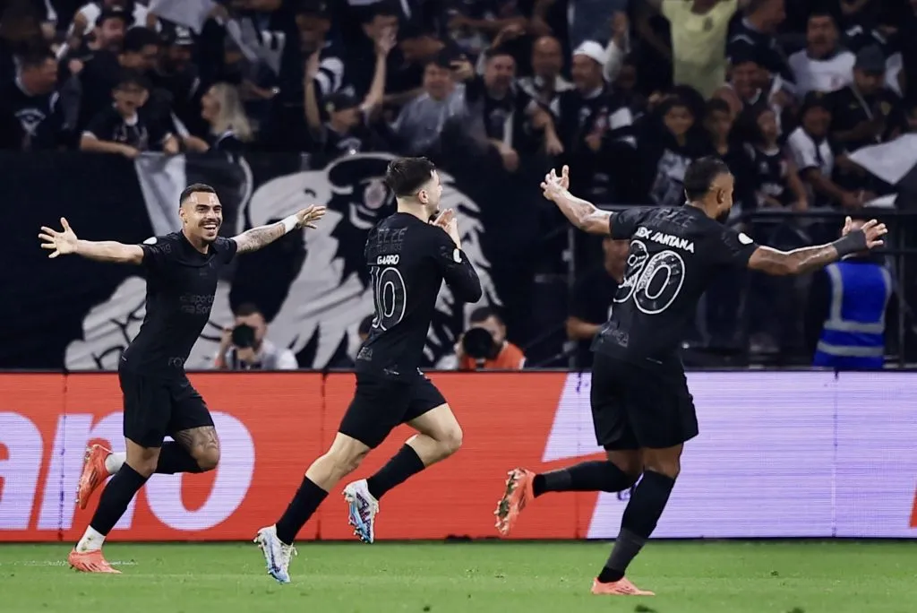 Camisa do Corinthians, “cabeça de porco”, ingressos do próximo jogo e briga contra Z-4 são assuntos entre os corinthianos. Foto: Marcello Zambrana/AGIF
