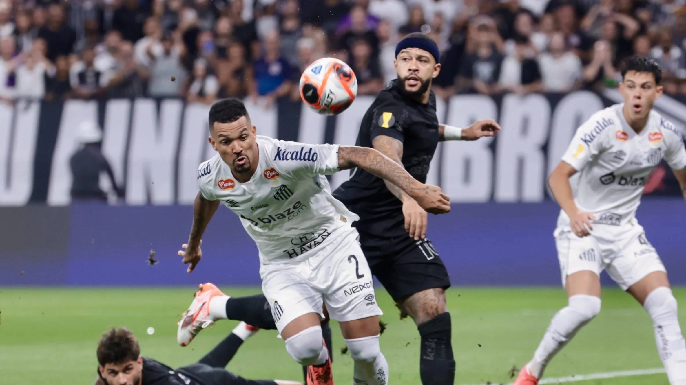 Com Depay de titular, o Corinthians venceu o Santos pela semifinal do Paulistão. Foto: Marcello Zambrana/AGIF